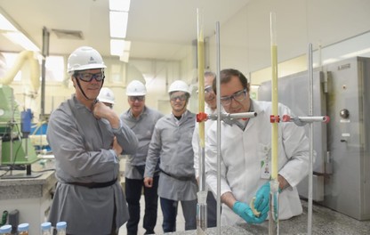 CEO global, Steve Hawkins (à esquerda), em um dos laboratórios da ADAMA no Brasil, conferindo as novas tecnologias produzidas para o mercado