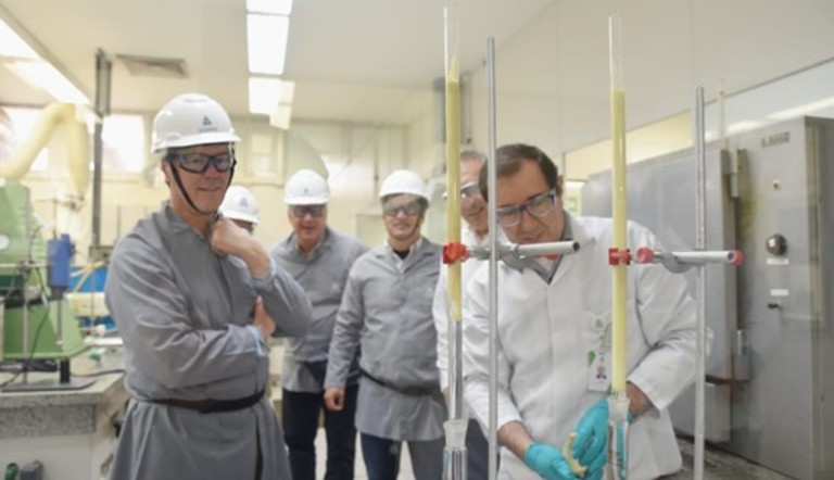 Em um dos laboratórios da ADAMA, o CEO conferiu as novas tecnologias produzidas para o mercado brasileiro.