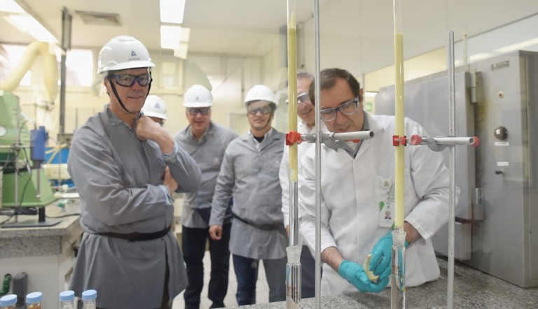 CEO global, Steve Hawkins (à esquerda), em um dos laboratórios da ADAMA no Brasil, conferindo as novas tecnologias produzidas para o mercado