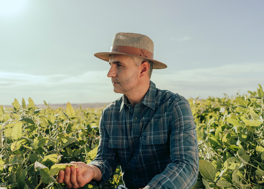 agricultor em um campo de soja