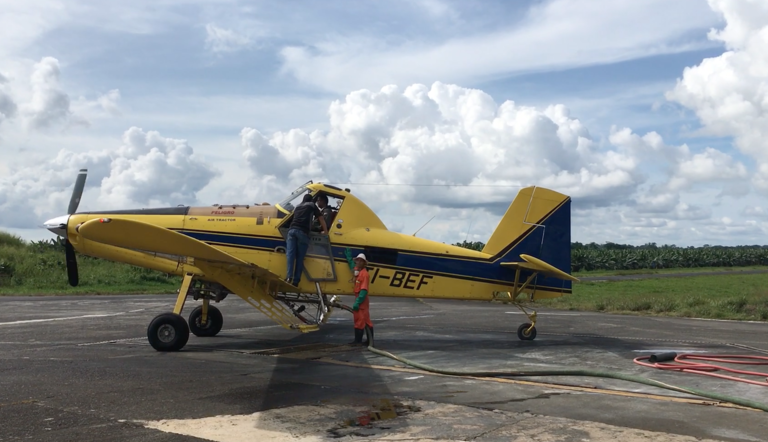 avioneta fumigadora cargando OS-60, fungicida desarrollado por ADAMA para el control de Sigatoka Negra en banano